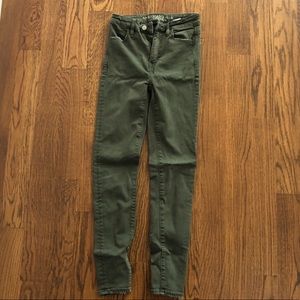AMERICAN EAGLE CAMO GREEN SUPER SUPER STRECH JEANS